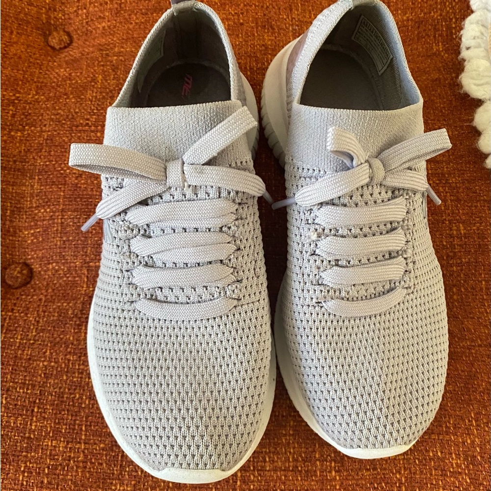 Women’s sketchers walking shoes sz 5.5
